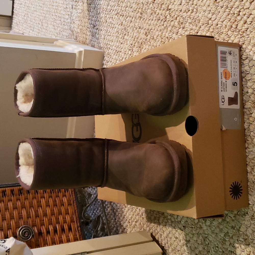 UGG BOOTS W CLASSIC SHORT LEATHER